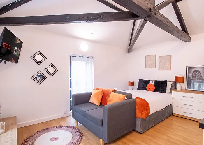 Spacious Studio With Parking - 10 Mins To Leeds Centre