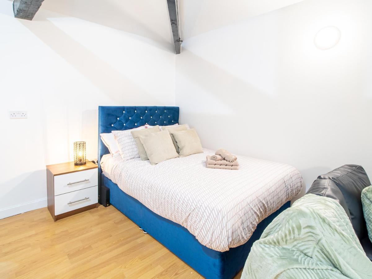 Spacious With Parking - 10 Mins To Leeds Centre *