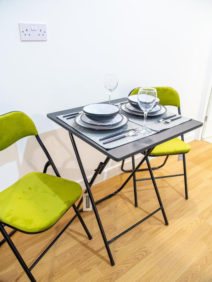 Apartment Spacious With Parking - 10 Mins To Leeds Centre