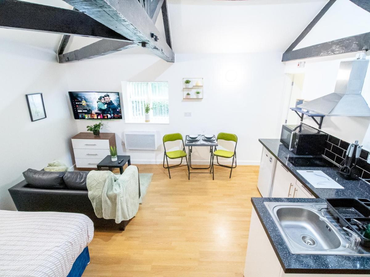 Spacious With Parking - 10 Mins To Leeds Centre Apartment *
