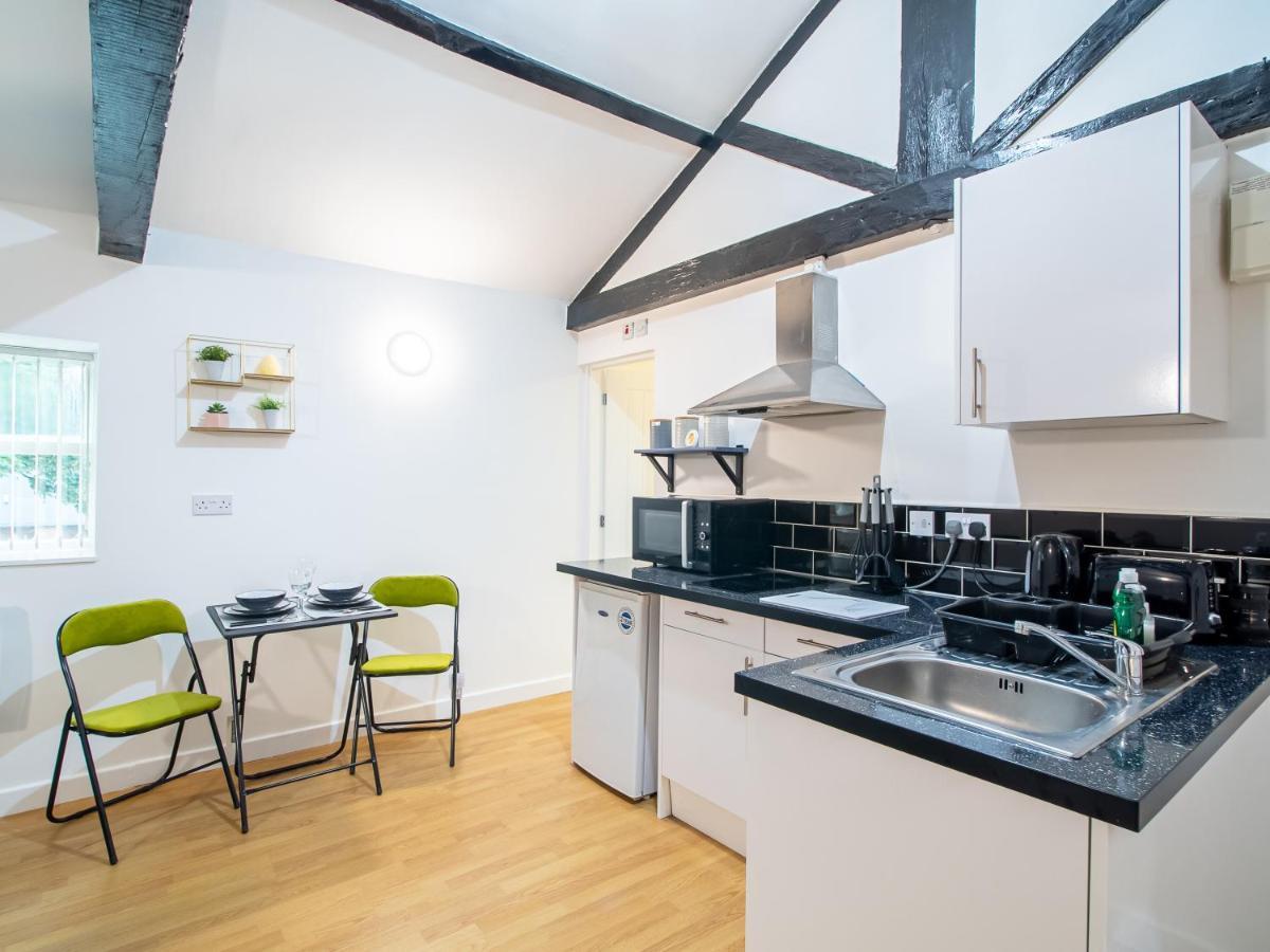Spacious With Parking - 10 Mins To Leeds Centre *