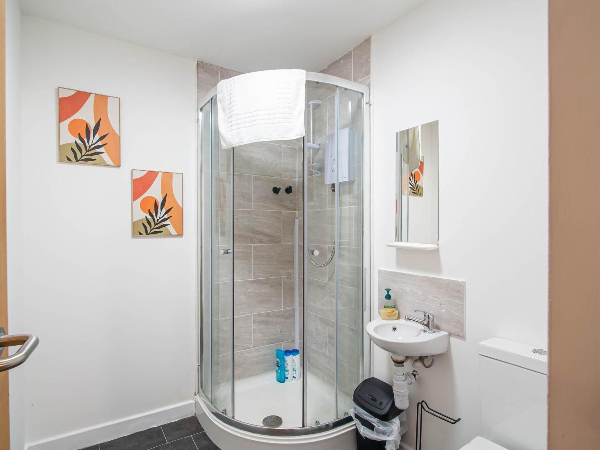 Spacious With Parking - 10 Mins To Leeds Centre *