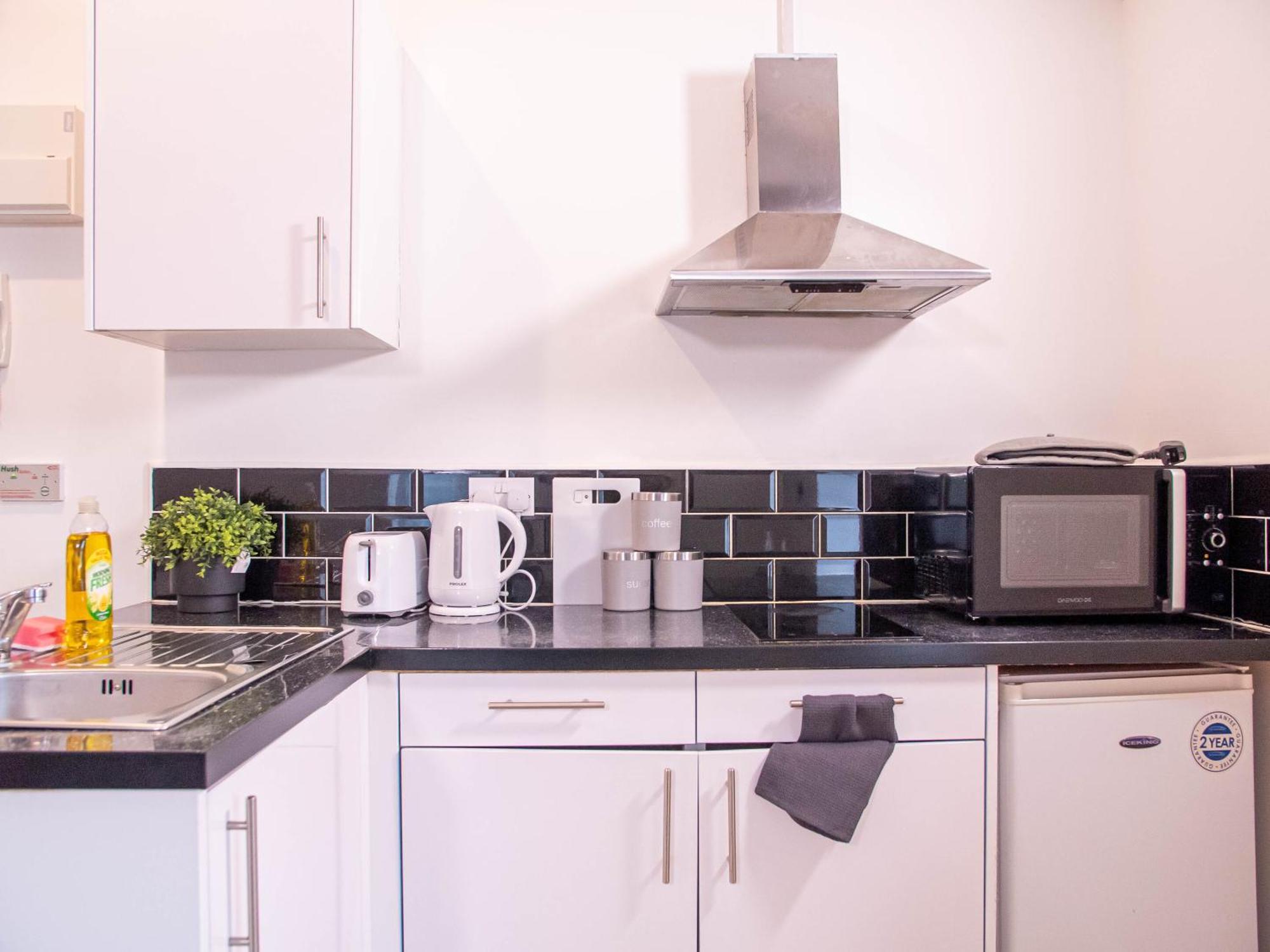 Spacious With Parking - 10 Mins To Leeds Centre